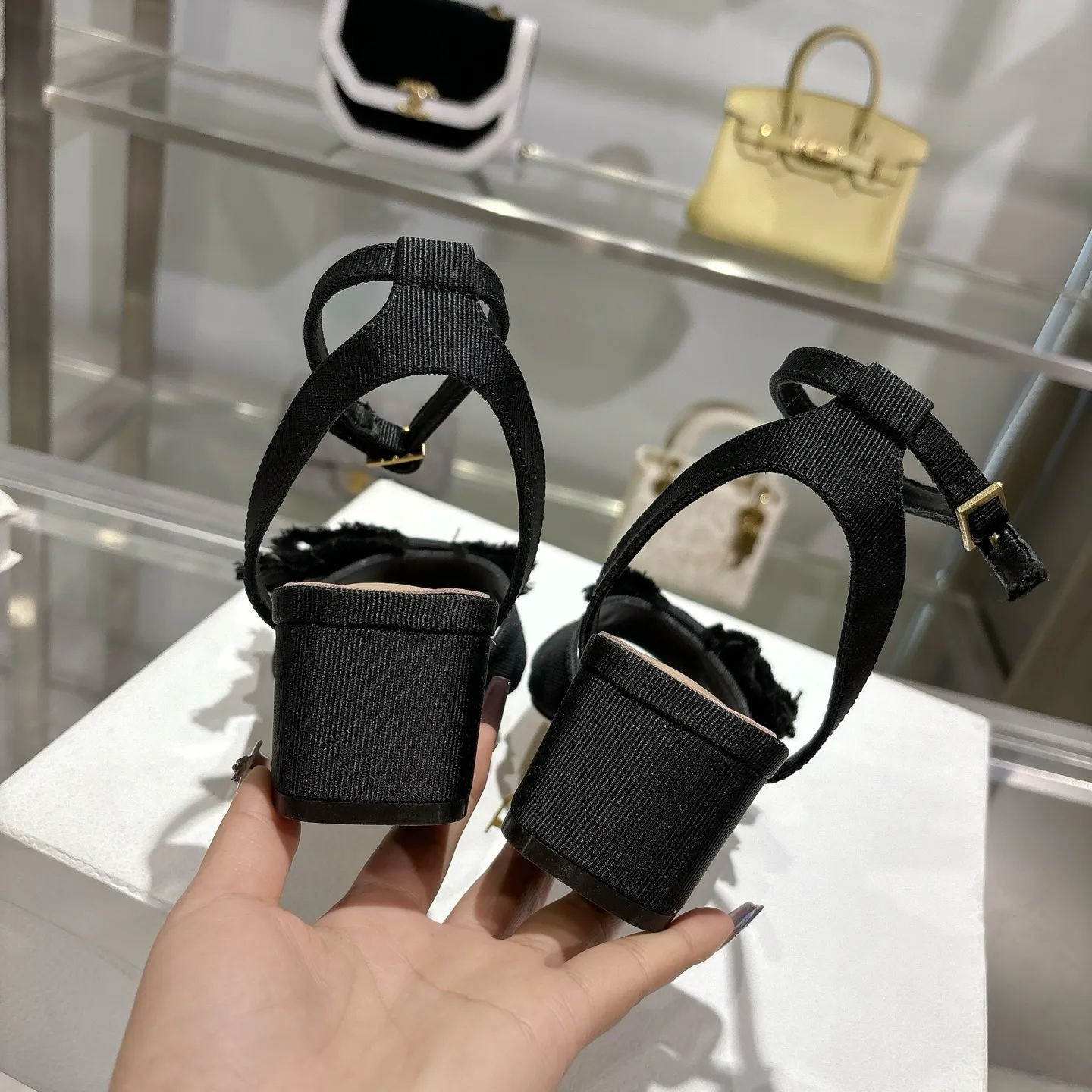 👟👟Ex-factory price 520👟👟 🎆Fringed webbing women's shoes Dior Dior 2024 spring and summer catwalk new Adiorble women's shoes CD star's same fashion tassel bow square head pearl letter logo hardware buckle high-heeled hollow sandals The top high-end version on the market Upper: original customized tassel grosgrain Lining: sheepskin lining foot pad Outsole: Italian leather outsole Heel height: 8.5cm Size: 34-41 (34.40.41. Customization is non-refundable)